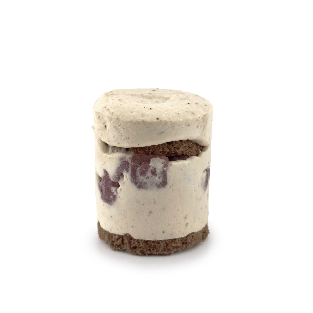 Maronimousse mit Portweinbirne und feinem Schokoladenbiskuit
Freistehend oder nachfüllbar für Gläser (140 ml).