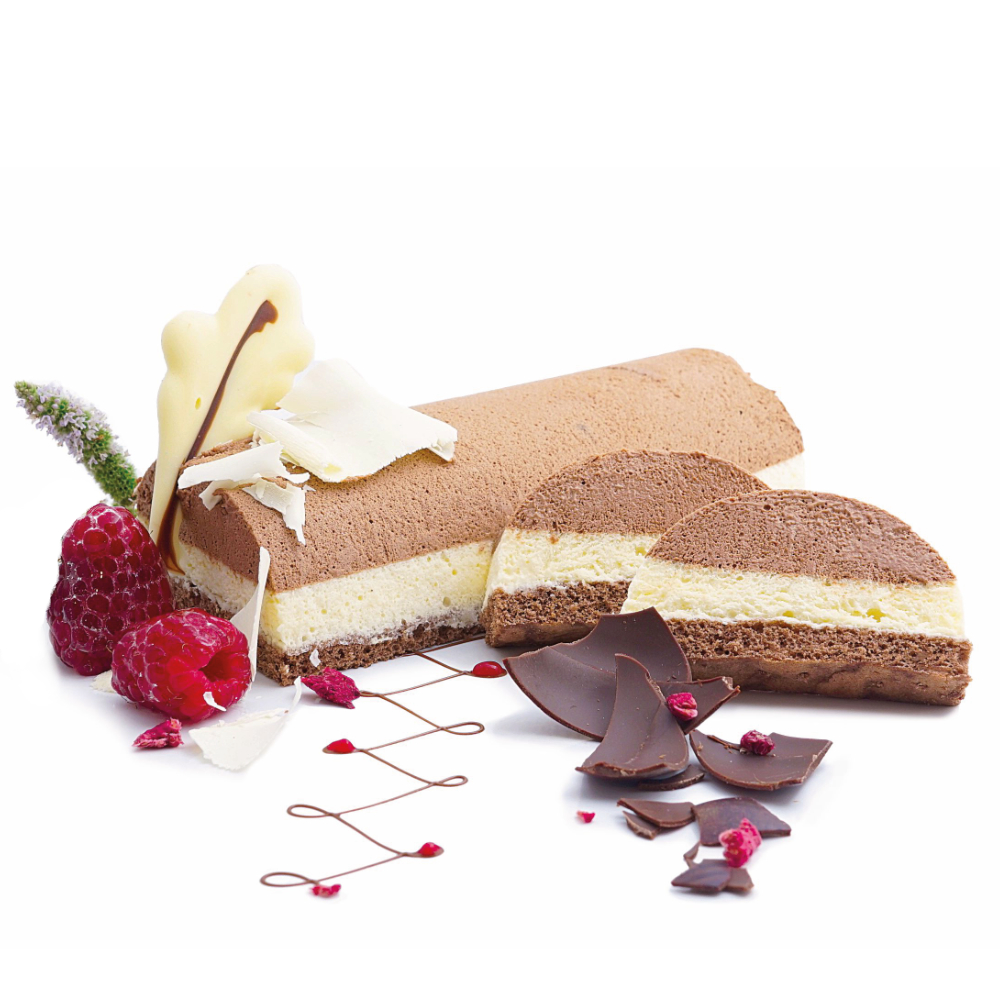 Schokomousse auf Sahnecreme mit dunklem Biskuit